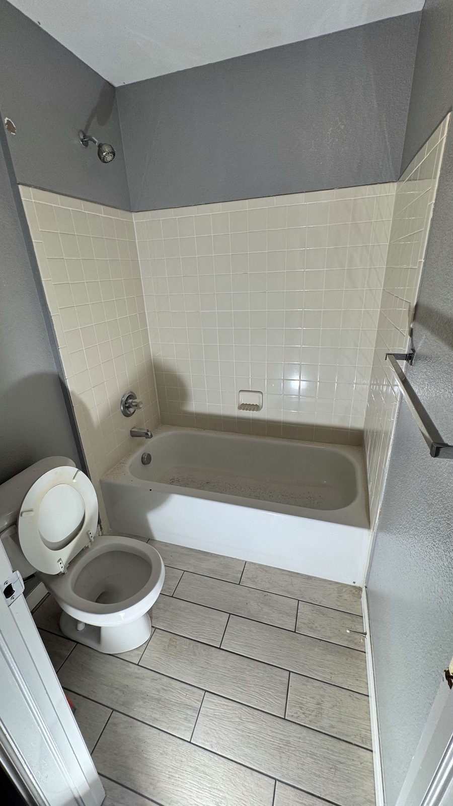 Tub and shower combo with fresh tile surround